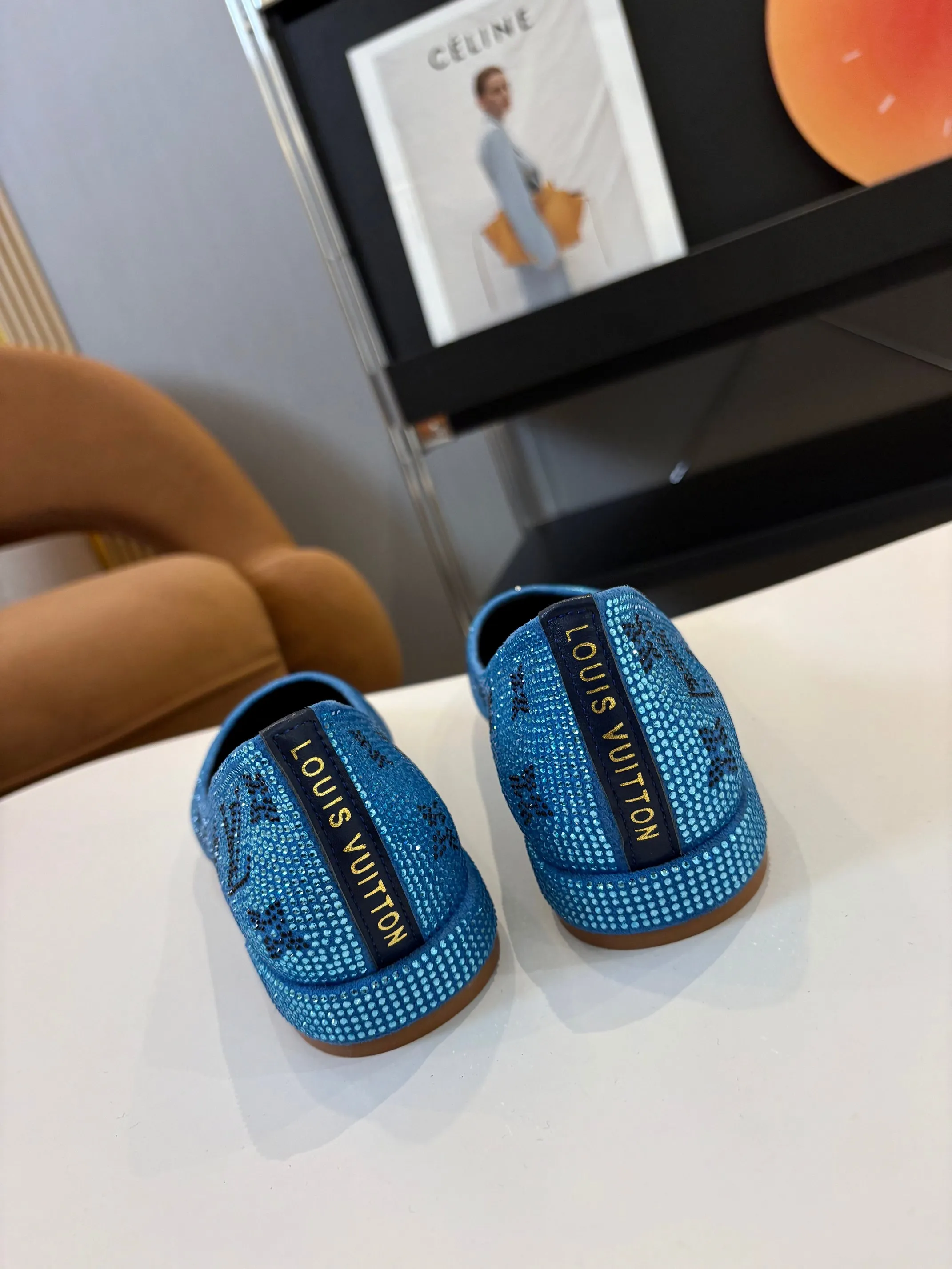 👟👟Ex-factory price 520👟👟 Louis Vuitton Louis Vuitton, 2025 flat shoes, modern and fashionable in one! Meet love when you turn a corner, release a strong aura like a queen, and capture everyone's attention instantly! Fabric: LV classic presbyopia + glittering diamonds + Yang Jing Lining/foot pads: imported lambskin leather outsole Size number: 35-41